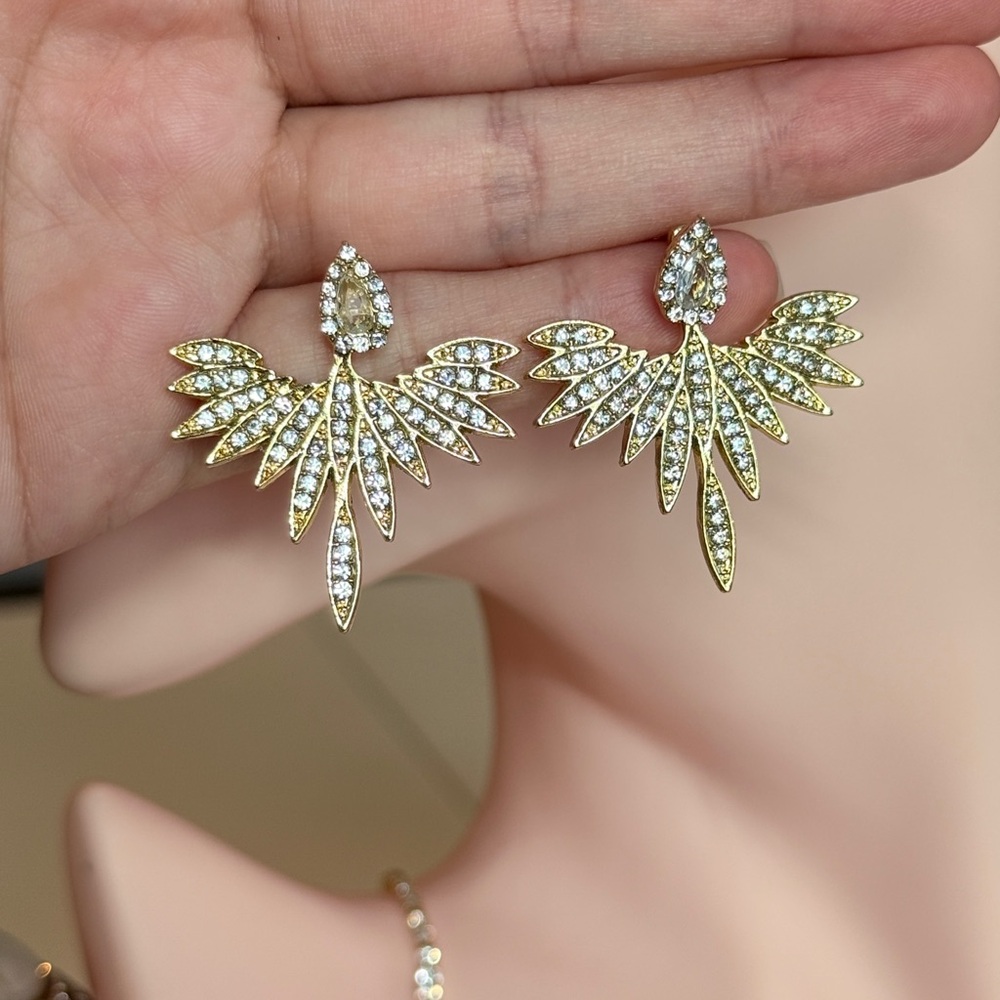 ⚜️ Elegant Gold Winged Earrings - Picture 9 of 10